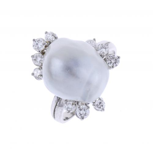 WHITE GOLD RING WITH PEARL AND DIAMONDS.