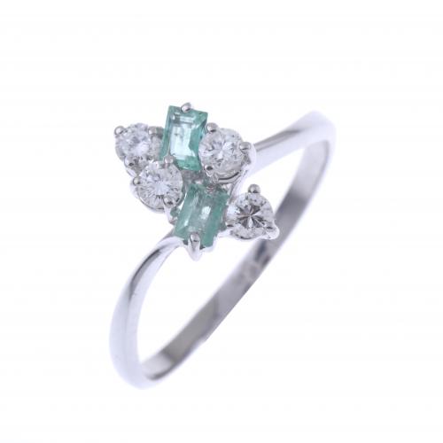 WHITE GOLD RING WITH EMERALDS AND DIAMONDS.