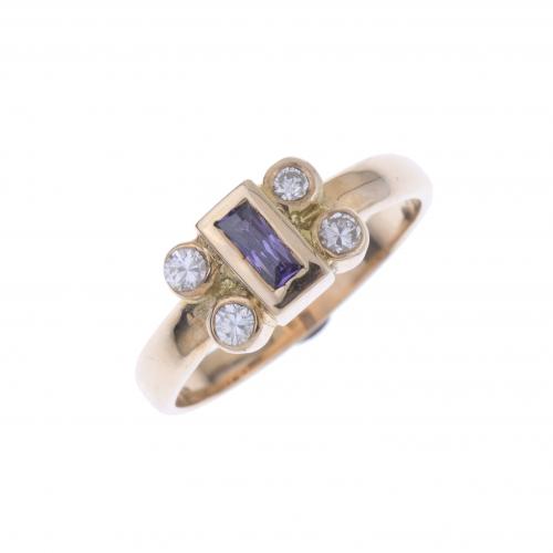 YELLOW GOLD RING WITH AMETHYST AND DIAMONDS.