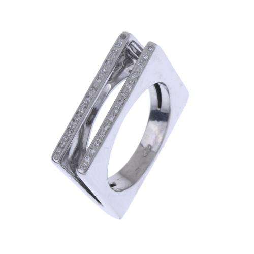 WHITE GOLD AND DIAMONDS SQUARE RING.