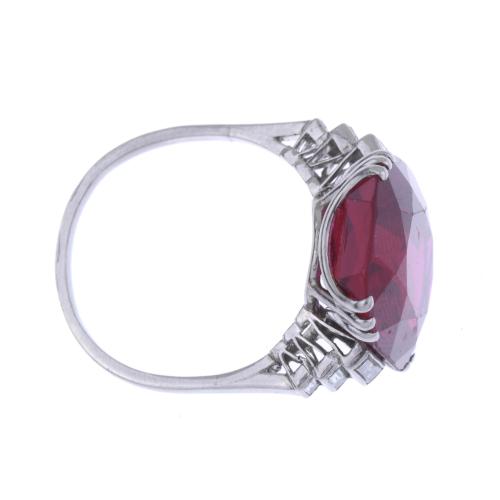 WHITE GOLD RING WITH CORUNDUM, CIRCA 1930.