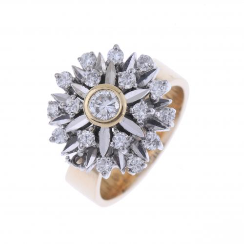 TWO-TONE ROSETTE RING WITH DIAMONDS.