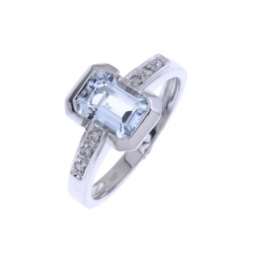 WHITE GOLD RING WITH AQUAMARINE AND DIAMONDS.