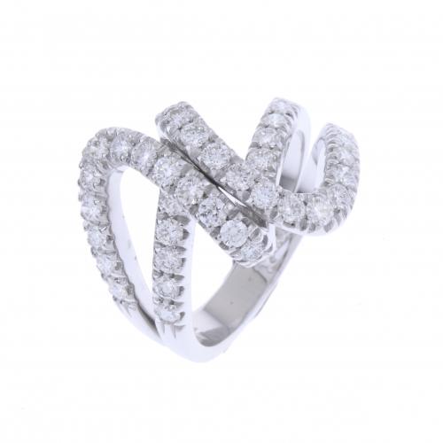 WHITE GOLD RING WITH INTERLOCKING DIAMONDS ARMS.