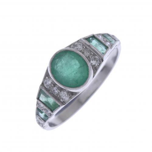 PLATINUM RING WITH EMERALD AND DIAMONDS.