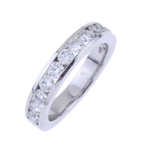 RABAT. HALF WEDDING RING IN WHITE GOLD WITH DIAMONDS.