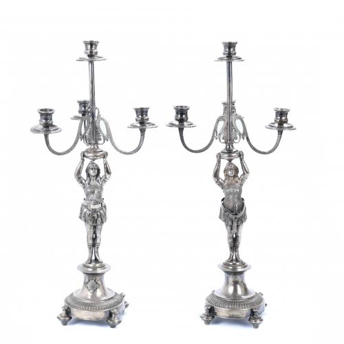 PAREJA DE CANDELABROS PROBABLEMENE FRANCESES EN PLATA, PRIMERA MITAD SIGLO XX.