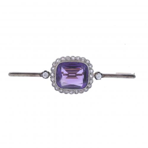 TWO-TONE BROOCH WITH NATURAL AMETHYST.