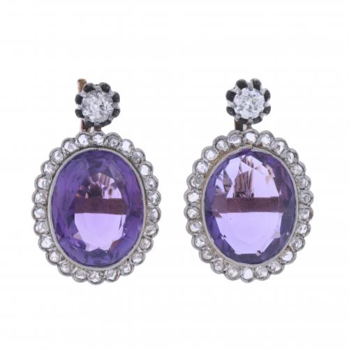 TWO-TONE EARRINGS WITH AMETHYSTS.