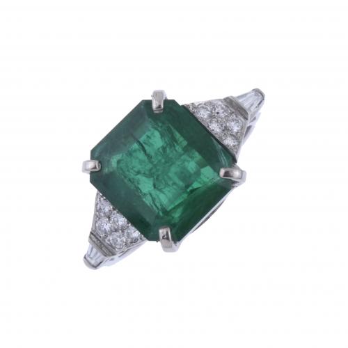 WHITE GOLD RING WITH EMERALD AND DIAMONDS.