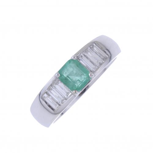 WHITE GOLD RING WITH EMERALD AND DIAMONDS.