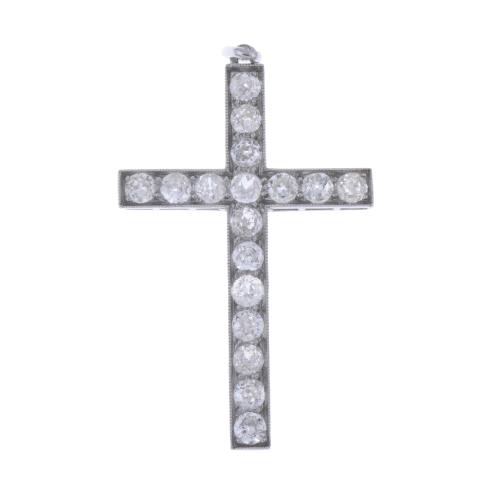 WHITE GOLD AND DIAMOND CROSS PENDANT.