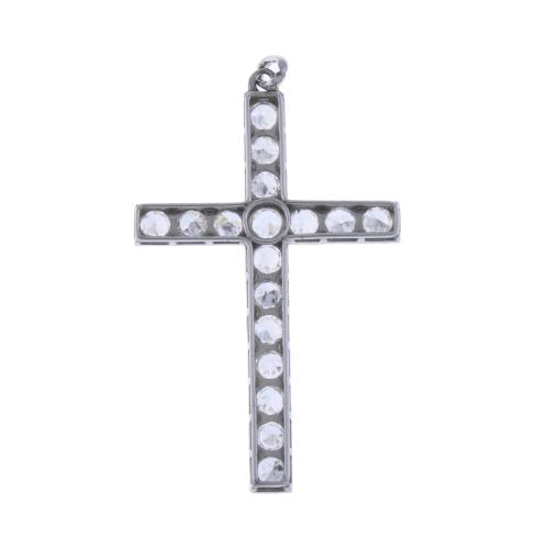 WHITE GOLD AND DIAMOND CROSS PENDANT.