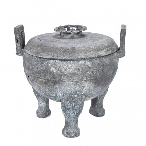 LARGE CHINESE VESSEL. AFTER MODELS FROM THE ANCIENT "DING" RITUAL VESSELS FROM THE CHINESE BRONZE AGE, 20TH CENTURY.