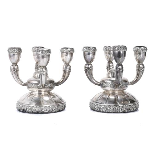 JOYERÍA ROCA. PAREJA DE CANDELABROS BARCELONESES EN PLATA, MED. SIGLO XX.