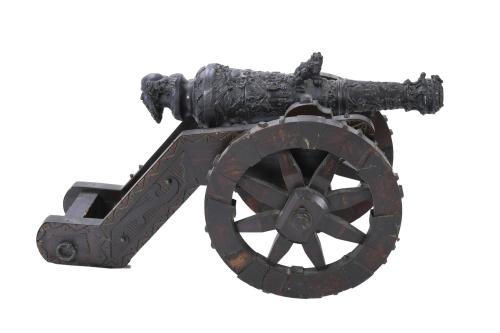 REPLICA OF AN ANTIQUE CANNON ON A CARRIAGE, 20TH CENTURY.