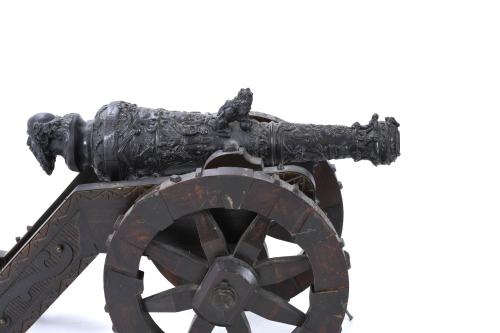 REPLICA OF AN ANTIQUE CANNON ON A CARRIAGE, 20TH CENTURY.