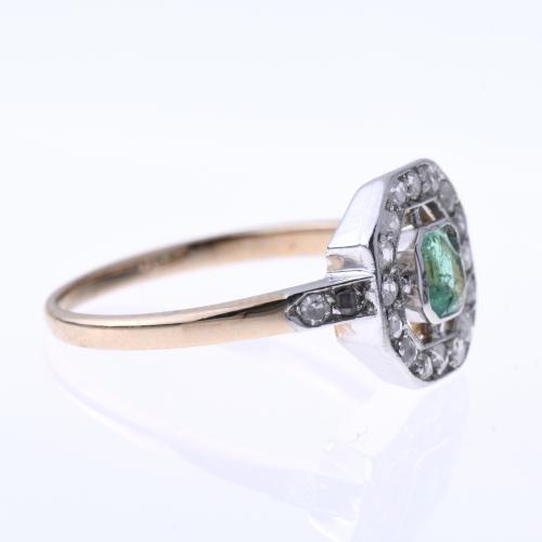 DIAMONDS AND EMERALD RING.