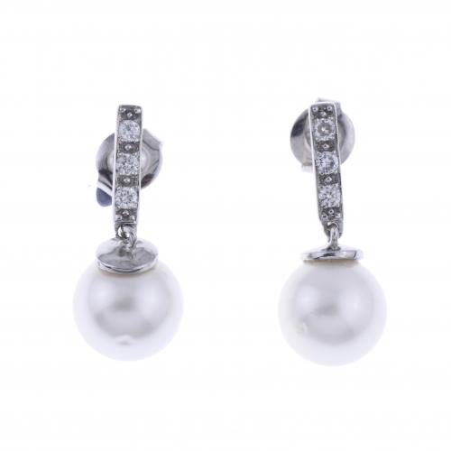 LONG EARRINGS WITH DIAMONDS AND PEARLS.