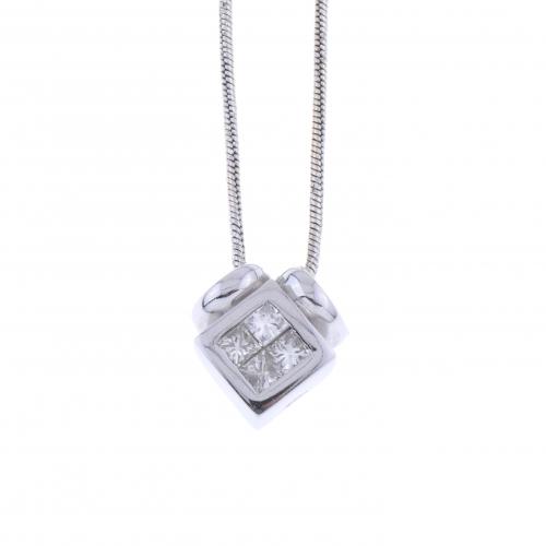 PENDANT IN WHITE GOLD WITH PRINCESS DIAMONDS.