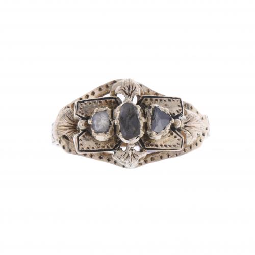 ANTIQUE DIAMONDS RING.