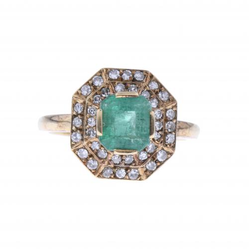 ROSETTE RING WITH DIAMONDS AND EMERALD.