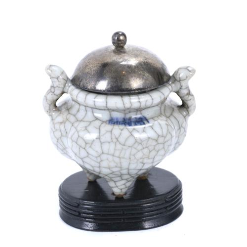 SMALL CHINESE CENSER WITH HANDLES, 19TH CENTURY.