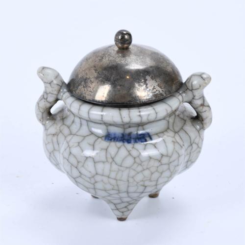 SMALL CHINESE CENSER WITH HANDLES, 19TH CENTURY.