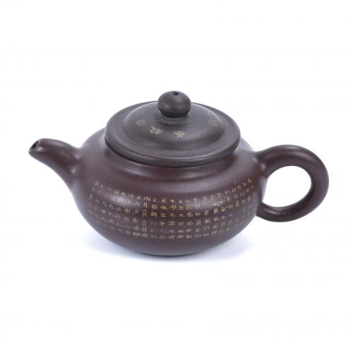 SMALL CHINESE YIXING TEAPOT, 19TH-20TH CENTURY.