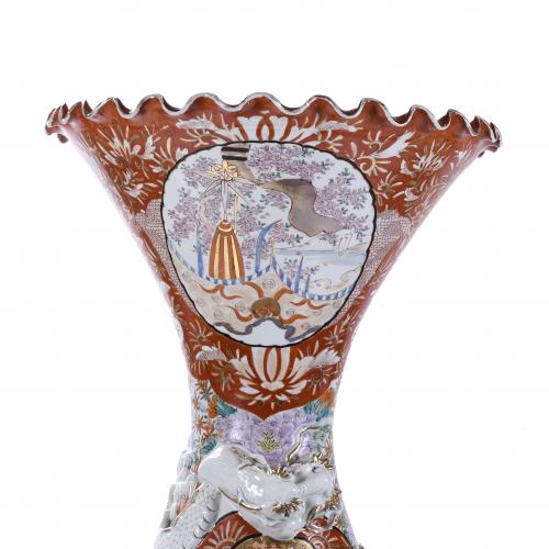 LARGE JAPANESE IMARI VASE, EARLY 20TH CENTURY.