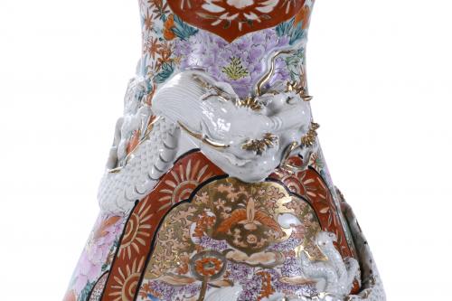 LARGE JAPANESE IMARI VASE, EARLY 20TH CENTURY.