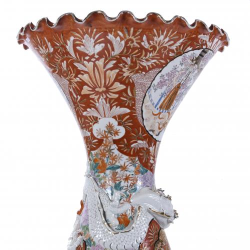 LARGE JAPANESE IMARI VASE, EARLY 20TH CENTURY.