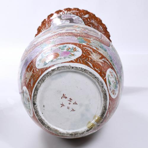 LARGE JAPANESE IMARI VASE, EARLY 20TH CENTURY.