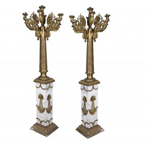 SIGUIENDO MODELOS DE PIERRE-PHILIPPE THOMIRE (1751–1843). PAREJA DE GRANDES CANDELABROS ESTILO IMPERIO, PRIMERA MITAD SIGLO XX.