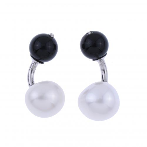 CUFFLINKS WITH PEARL AND ONYX.