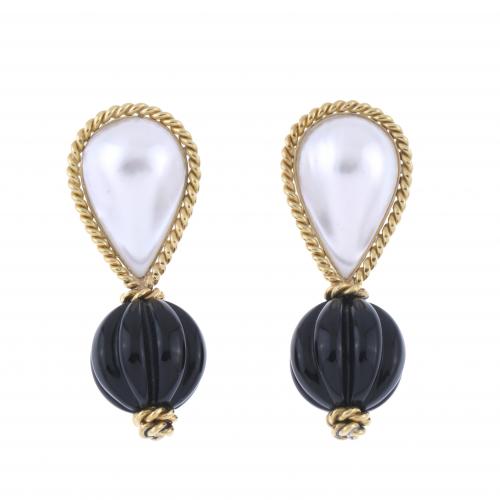 LONG EARRINGS WITH PEARL AND ONYX.