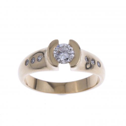 SOLITAIRE DIAMOND RING.