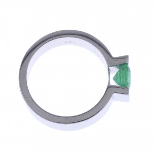 SOLITAIRE RING WITH AN EMERALD.