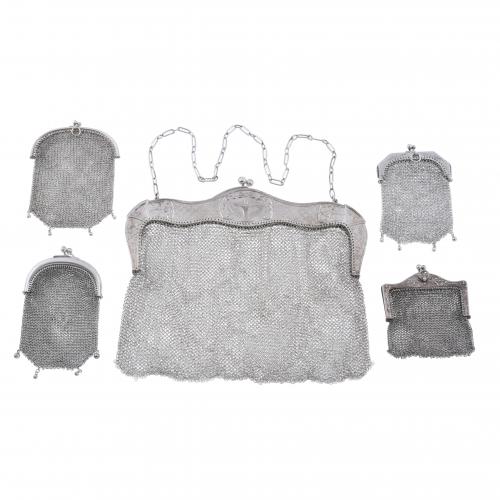 SET OF PURSE AND FOUR BAGS IN SILVER MESH, EARLY 20TH CENTURY.