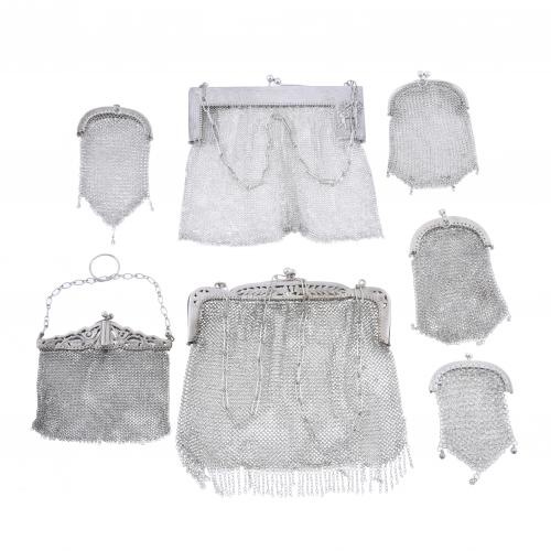 SET OF THREE BAGS AND FOUR PURSES IN SILVER MESH, EARLY 20TH CENTURY.