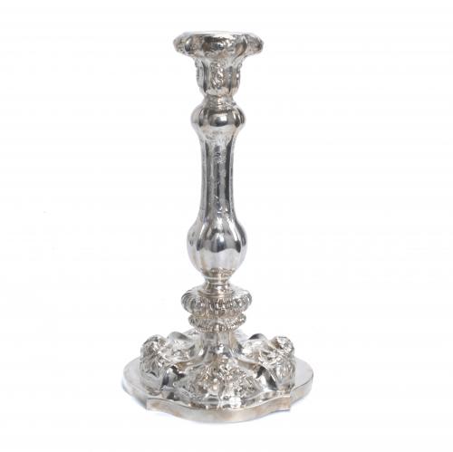 CANDELERO AUSTRÍACO EN PLATA, 1857.