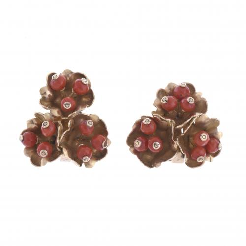 FLORAL EARRINGS WITH CORAL.