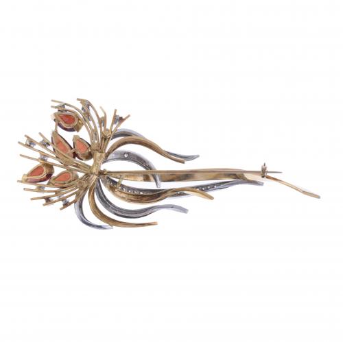 BROCHE FLORAL CON GRANATES Y DIAMANTES.