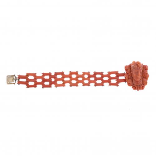 PULSERA EN CORAL CON RELIEVE.