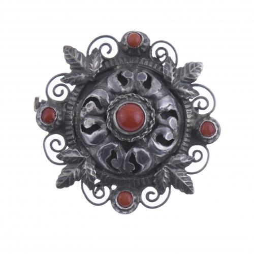 ROUND BROOCH WITH CORAL.