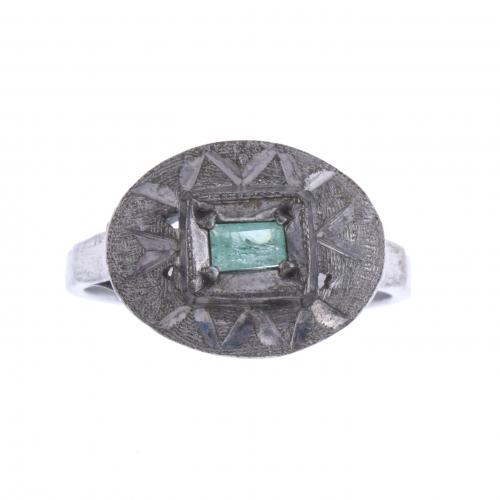 SIGNET RING WITH EMERALD.