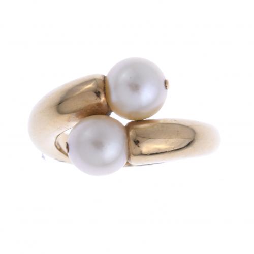 RING WITH TWO PEARLS.