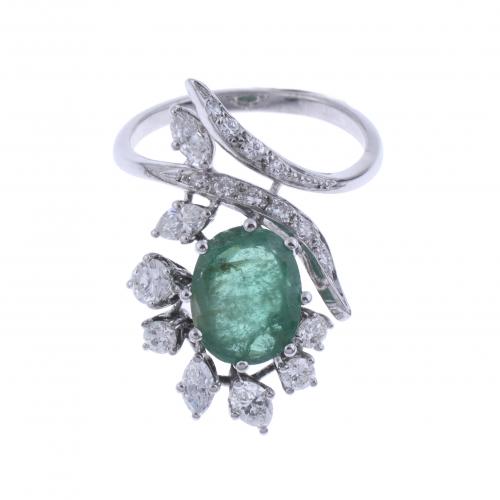 EMERALD AND DIAMONDS RING.