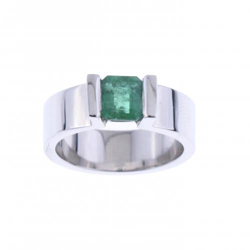 RING WITH EMERALD.