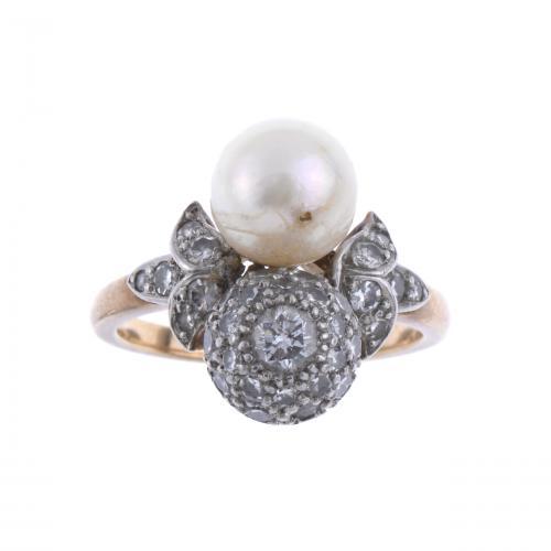 RING WITH PEARL AND DIAMONDS.